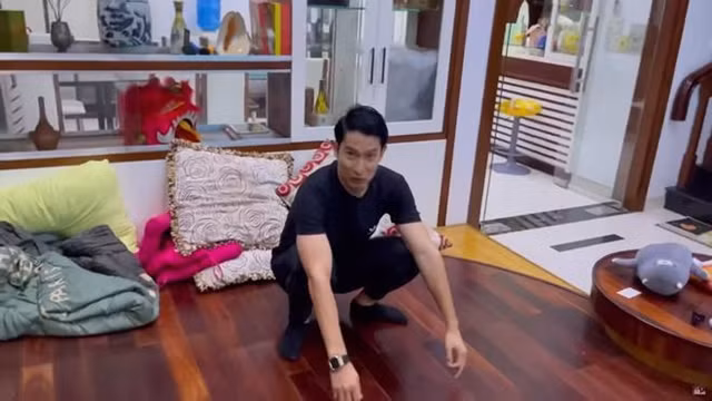 Biệt thự Mạc Văn Khoa thuê có 4 tầng lầu. Tầng 1 là phòng khách, nhà bếp và phía sau có sân nhỏ dùng làm tiệc ẩm thực.