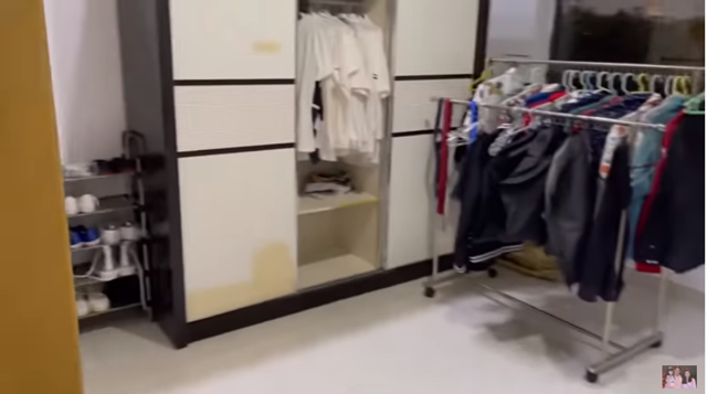 Trong nhà, danh hài Mạc Văn Khoa dành một phòng để đồ riêng.