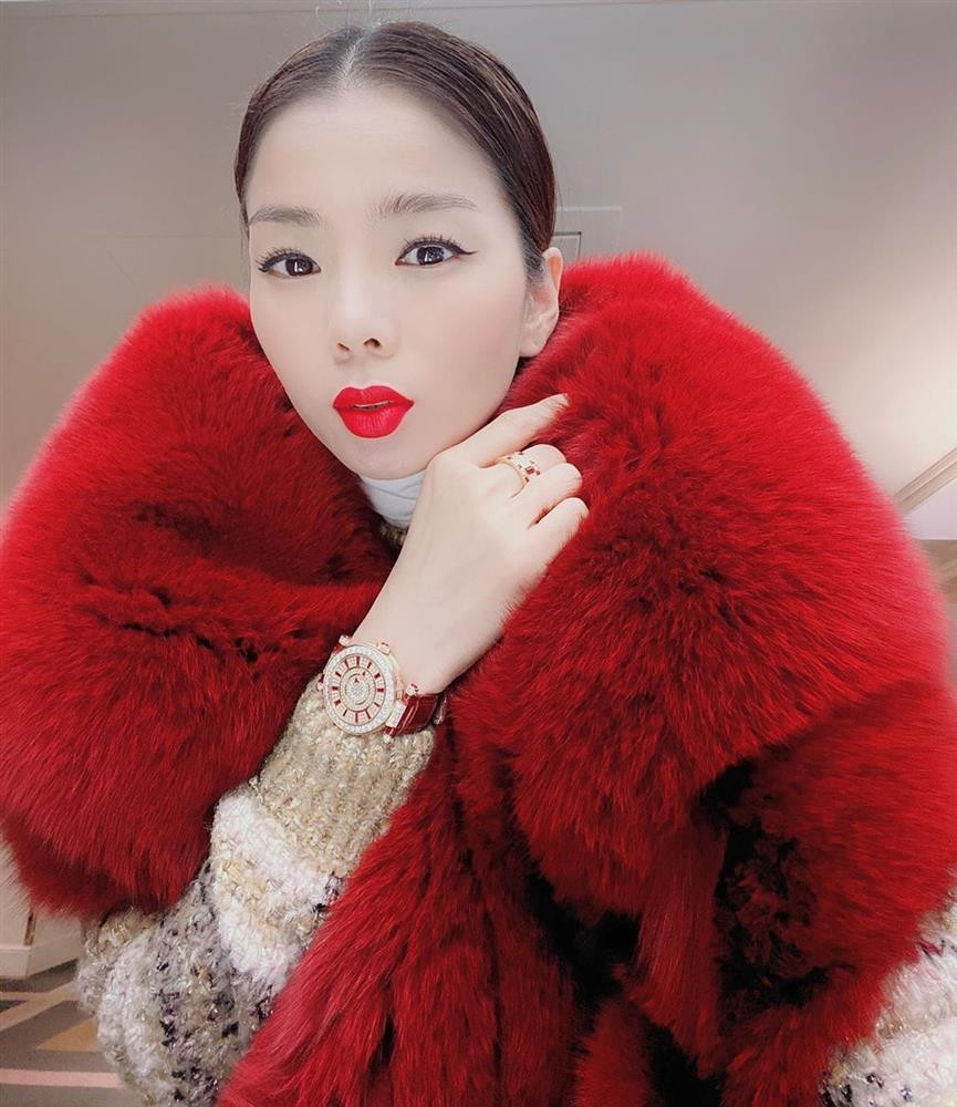 Thêm một chiếc đồng hồ đính kim cương của nữ ca sĩ có giá khoảng 1,4 tỷ đồng.