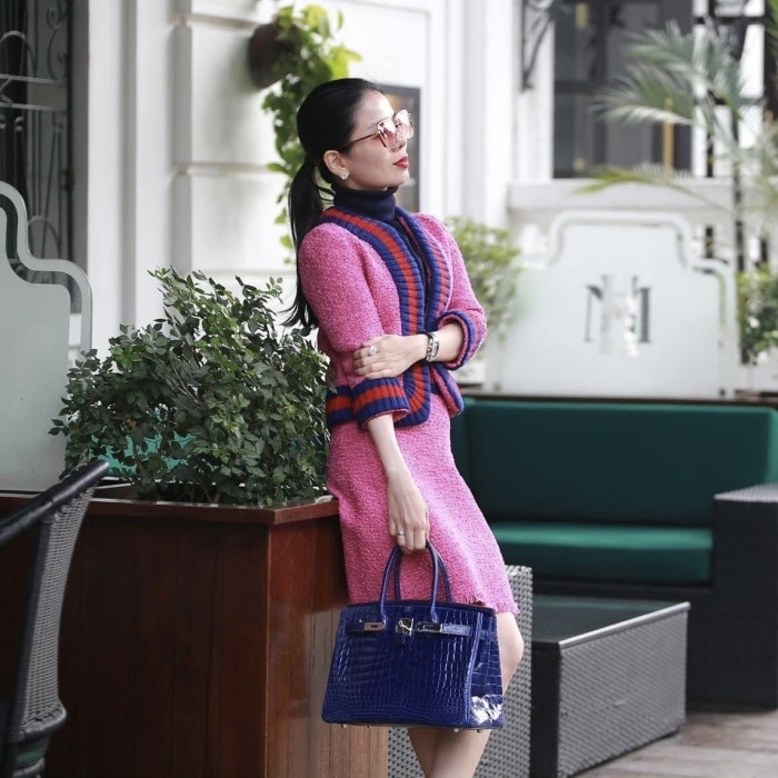 Nữ ca sĩ còn sở hữu một chiếc túi Birkin khác từ thương hiệu Hermes với tông màu xanh colbalt bắt mắt có trị giá lên tới 1,8 tỷ đồng. Nguồn ảnh: Instagram.