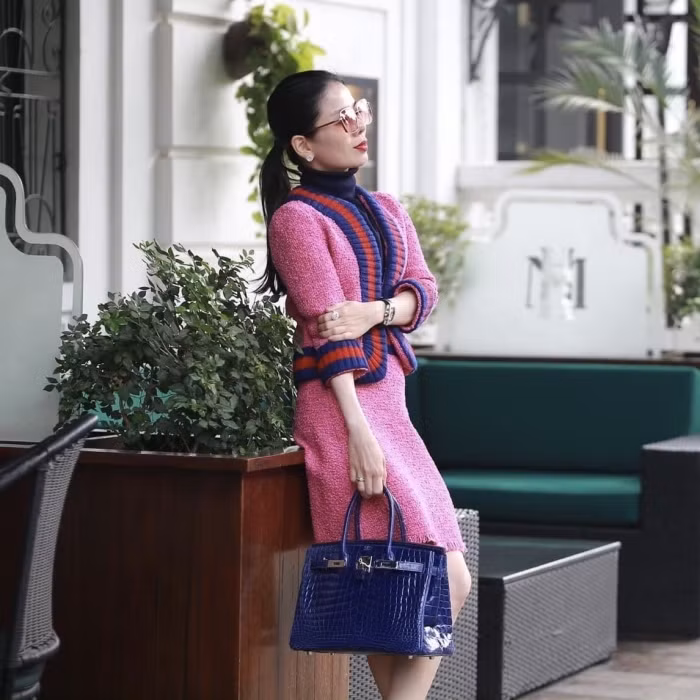 Nữ ca sĩ còn sở hữu một chiếc túi Birkin khác từ thương hiệu Hermes với tông màu xanh colbalt bắt mắt có trị giá lên tới 1,8 tỷ đồng. Nguồn ảnh: Instagram.