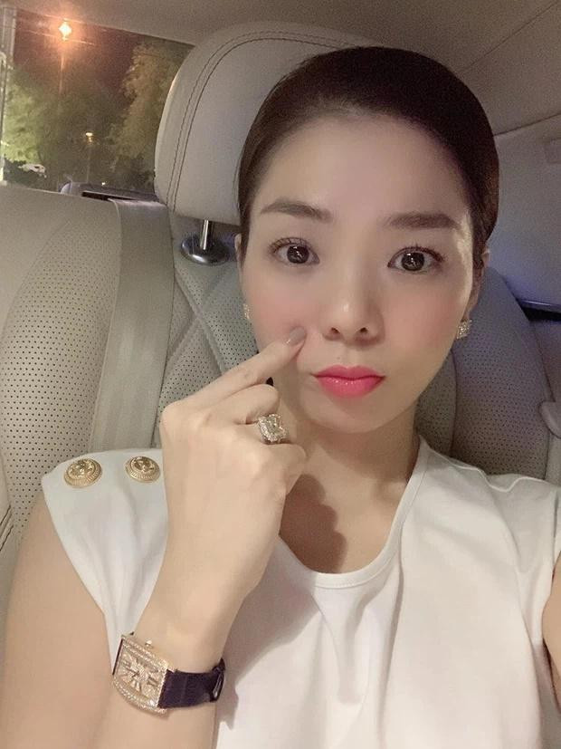 Nữ ca sĩ Lệ Quyên tạo dáng cùng chiếc đồng hồ lấp lánh kim cương trị giá khoảng 700 triệu đồng.
