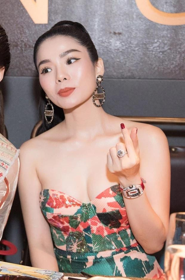 Khán giả dễ dàng nhận ra trong tủ đồng hồ hàng hiệu của Lệ Quyên có chiếc Richard Mille đính kim cương màu đỏ trị giá 23 tỷ đồng cùng nhiều chiếc giá vài trăm triệu đến hàng tỷ đồng.
