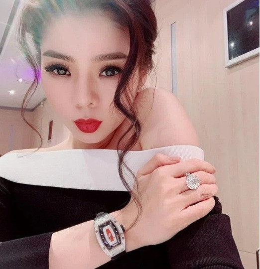 Chiếc đồng hồ trị giá 4,5 tỷ đồng được Lệ Quyên khéo khoe trong một lần chụp ảnh "tự sướng".