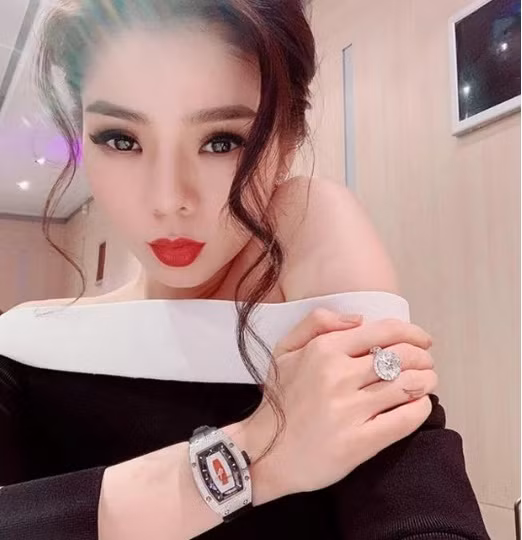 Chiếc đồng hồ trị giá 4,5 tỷ đồng được Lệ Quyên khéo khoe trong một lần chụp ảnh "tự sướng".