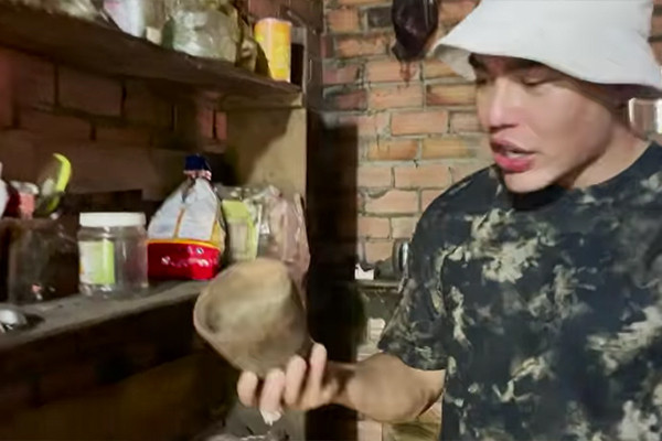 Trong gian bếp, Bảo Lâm giới thiệu về chiếc chày đập tiêu, hộp đường phèn, nắp vung,... Ảnh: chụp màn hình