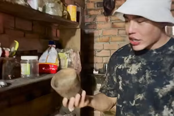 Trong gian bếp, Bảo Lâm giới thiệu về chiếc chày đập tiêu, hộp đường phèn, nắp vung,... Ảnh: chụp màn hình