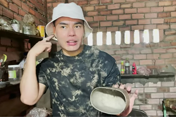 Nam diễn viên không khỏi xúc động khi nhìn lại những đồ vật từng gắn bó với thời thơ ấu nghèo khó. Ảnh: chụp màn hình