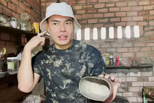 Nam diễn viên không khỏi xúc động khi nhìn lại những đồ vật từng gắn bó với thời thơ ấu nghèo khó. Ảnh: chụp màn hình