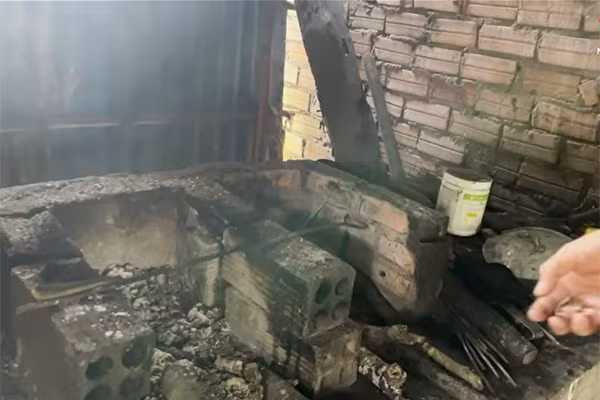 Đáng chú ý nhất là chiếc gáo múc nước của ông nội và chiếc bếp củi. Ảnh: chụp màn hình