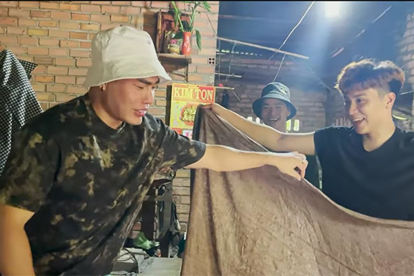 Diễn viên Lê Dương Bảo Lâm giới thiệu từ cửa nhà tới nhiều vật dụng quen thuộc như bàn, gương cũ, quyển tập của em gái, mắt kính,.. Tất cả đều phủ bụi khá dày theo thời gian. Ảnh: chụp màn hình