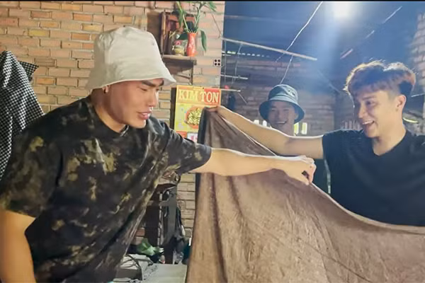 Diễn viên Lê Dương Bảo Lâm giới thiệu từ cửa nhà tới nhiều vật dụng quen thuộc như bàn, gương cũ, quyển tập của em gái, mắt kính,.. Tất cả đều phủ bụi khá dày theo thời gian. Ảnh: chụp màn hình