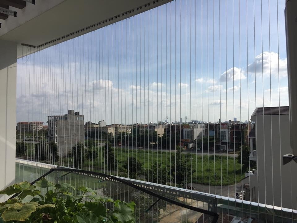 Lưới an toàn được hình thành bởi những sợi cáp inox xoắn có khả năng chịu lực cao, đan vào những ốc vít và thanh nhôm chuyên dụng.