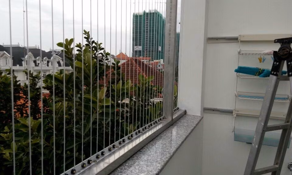 Ưu điểm của lưới an toàn ban công là đem đến sự an toàn linh hoạt, đồng thời không ảnh hưởng đến tầm nhìn xung quanh.