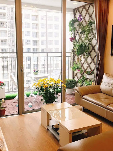 Cần hạn chế tối đa việc sử dụng những thanh ngang hoặc vật dụng nào mà trẻ có thể trèo lên. Có thể lắp đặt camera để giám sát sự an toàn cho trẻ khi vắng nhà.