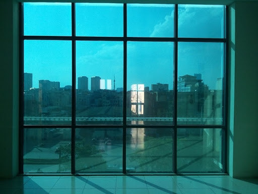 Che cửa kính bằng cách sử dụng giấy dán và đặt nội thất phía trước cửa kính để con không chạy vào đó. Hãy cân nhắc sử dụng kính an toàn hoặc chống va đập trên cửa ra vào và cửa sổ kính.