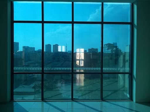 Che cửa kính bằng cách sử dụng giấy dán và đặt nội thất phía trước cửa kính để con không chạy vào đó. Hãy cân nhắc sử dụng kính an toàn hoặc chống va đập trên cửa ra vào và cửa sổ kính.