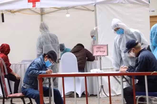 Bien the SARS-CoV-2 xuat hien o Viet Nam, giai phap nao de phong chong?
