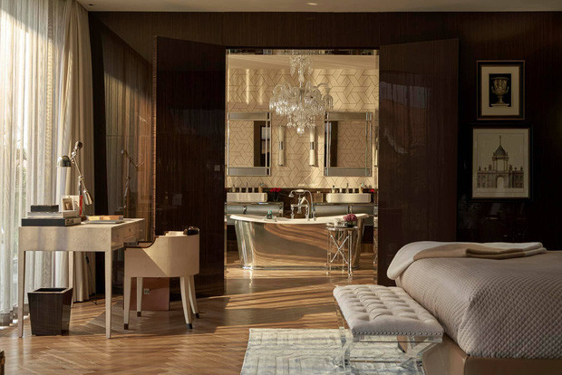 Phòng ngủ thông với phòng tắm.