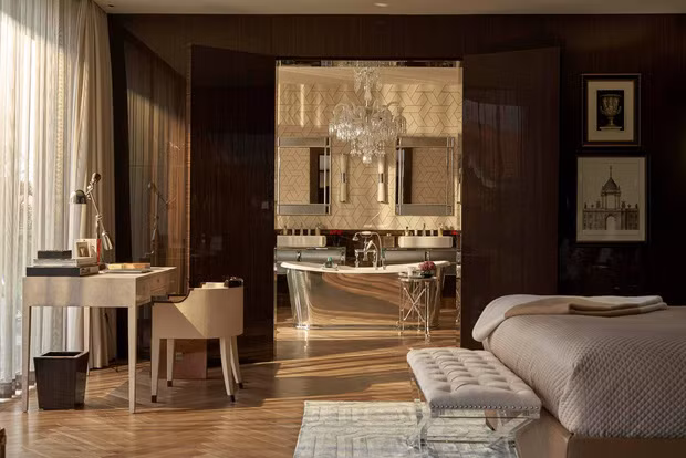 Phòng ngủ thông với phòng tắm.