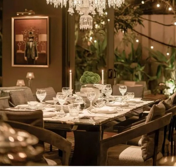 Tuy nhiên, nhiều người cho rằng thiết kế trong biệt thự của NTK Thái Công rối rắm, các vật dụng chẳng cái nào ăn nhập với cái nào.