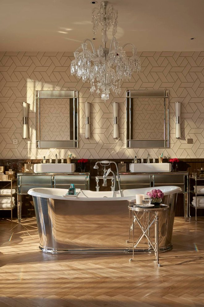 Trang trí cho bồn tắm là chiếc đèn pha lê 12 bóng.