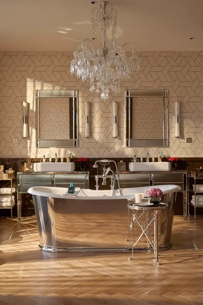 Trang trí cho bồn tắm là chiếc đèn pha lê 12 bóng.