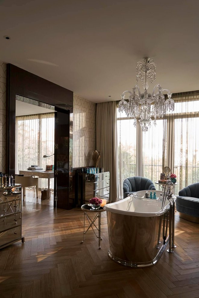 Bên ngoài bồn tắm bằng bạc, bên trong bằng sứ đặt ngay trung tâm sàn gỗ xương cá.