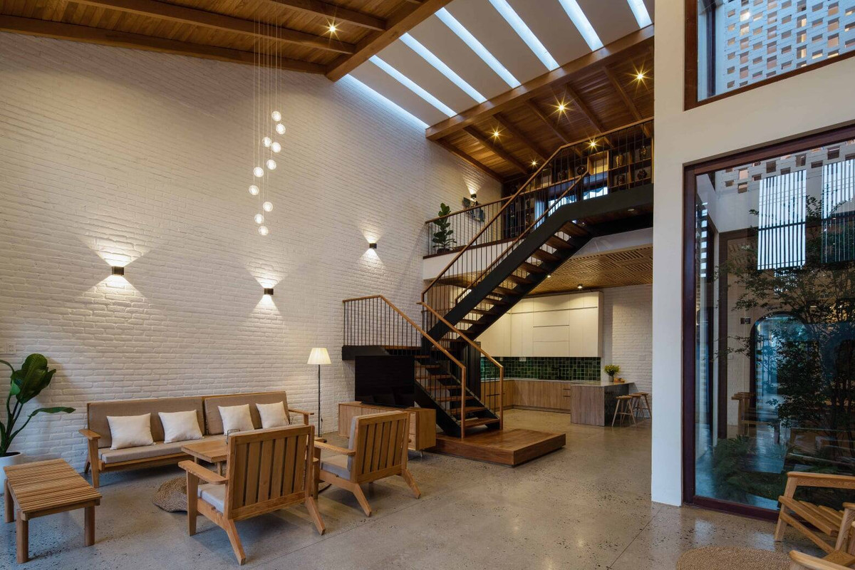 Nhờ thiết kế trần cao mà không gian phòng khách luôn thoáng rộng.