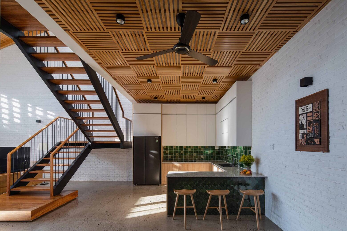  Nhà bếp thoáng rộng với tủ bếp sát trần