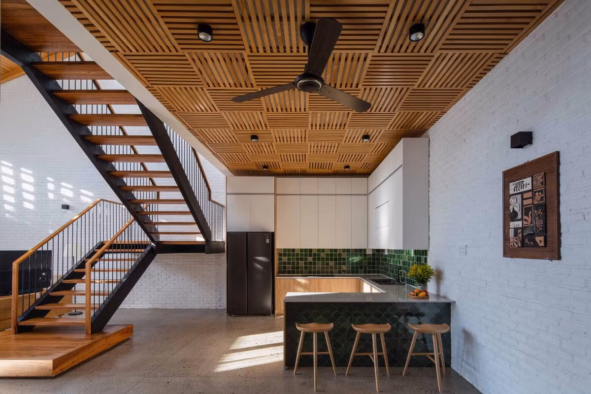  Nhà bếp thoáng rộng với tủ bếp sát trần