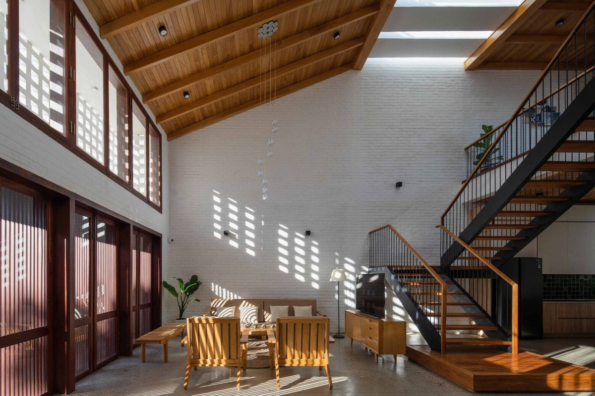 Hệ lam gỗ và tường thông gió tạo hiệu ứng bóng nắng tuyệt đẹp.