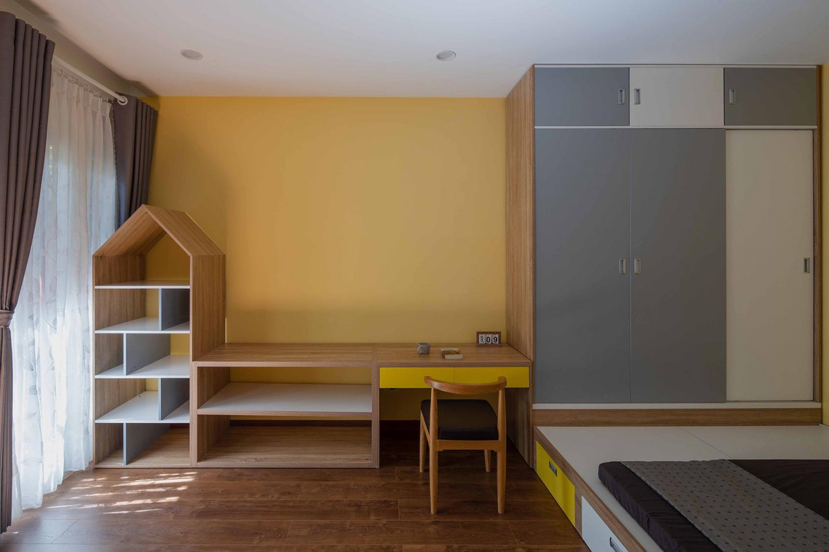 Phòng ngủ dành cho các con sử dụng gam màu vàng - xám chủ đạo.
