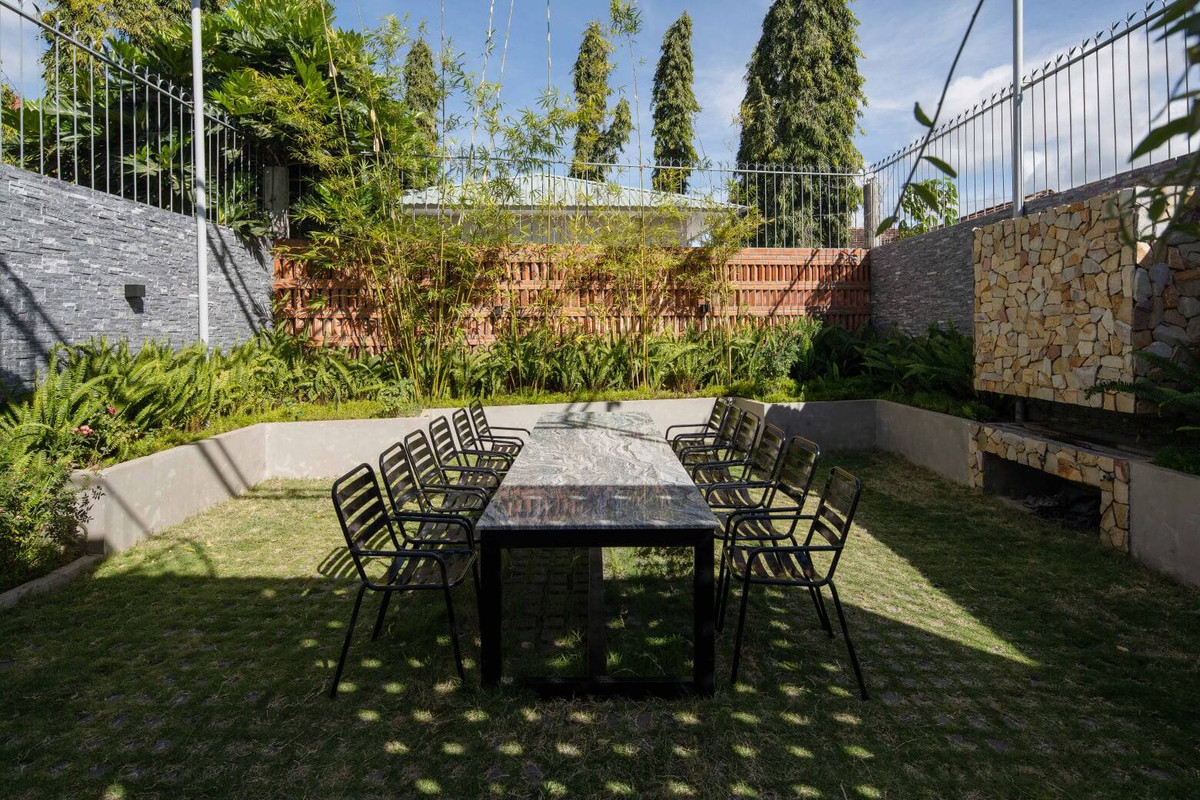 Sân vườn phía cuối nhà là không gian tụ tập, vui chơi của gia đình. Nguồn ảnh: Quang Tran.