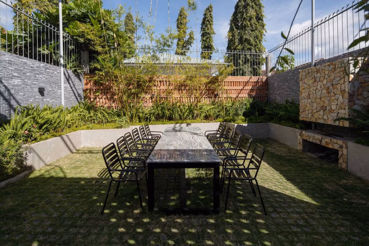 Sân vườn phía cuối nhà là không gian tụ tập, vui chơi của gia đình. Nguồn ảnh: Quang Tran.