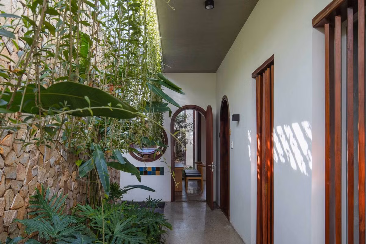 Cây xanh tại khu vực hành lang giúp điều hòa không khí.