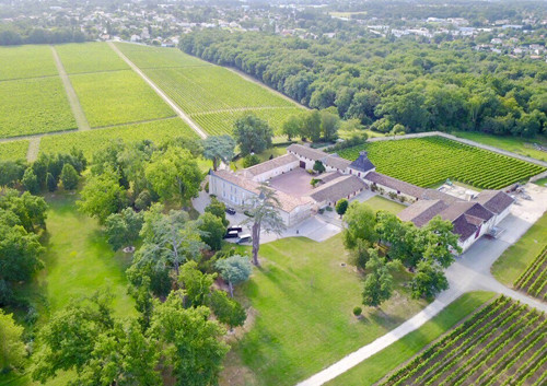 Ngoài ra, Triệu Vy sở hữu trang trại sản xuất rượu vang tại thành phố Bordeaux nước Pháp. Thành phố này được mệnh danh là thủ phủ rượu vang thế giới. Nguồn ảnh: Weibo, QQ