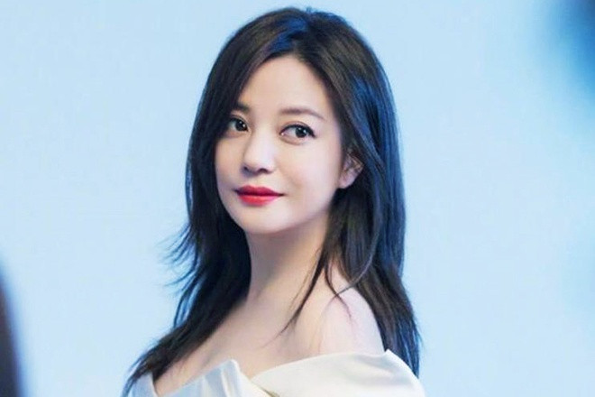 Năm 2006, "Én nhỏ" Triệu Vy chi 50 triệu NDT (khoảng 7,6 triệu USD) đầu tư vào bất động sản ở Bắc Kinh và Thượng Hải. Ước tính khối bất động sản của sao phim Họa bì hiện tại lên đến 300 triệu NDT (45 triệu USD)