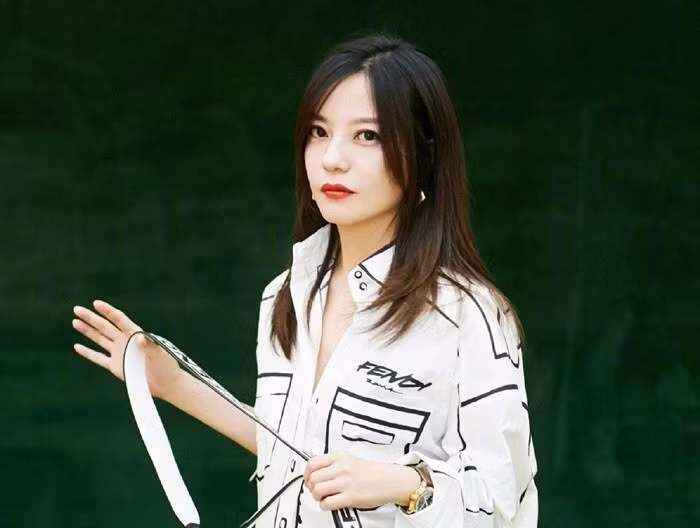 Triệu Vy nổi tiếng sau bộ phim “Hoàn Châu Cách Cách” và trở thành ngôi sao hạng A của làng giải trí. Cô cũng là một trong những ngôi sao giàu có bậc nhất Cbiz.