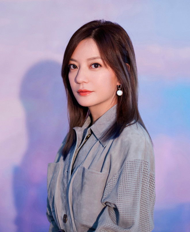 Bên cạnh đó, Triệu Vy còn có nguồn thu nhập không nhỏ đến từ các hợp đồng quảng cáo.