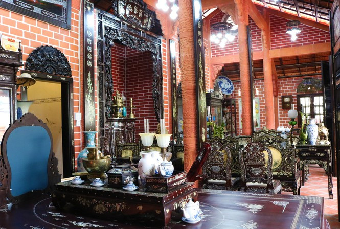 Không gian bên trong nhà gốm trang trí nhiều món đồ cổ. Ảnh: Tiền phong.