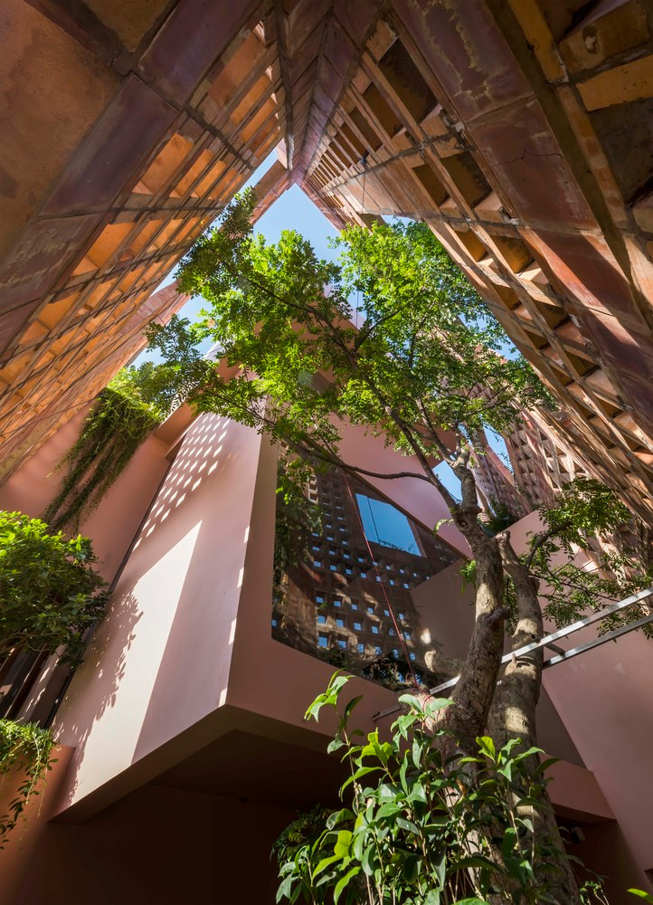 Với tổng diện tích 740 m2, ngôi nhà gạch gốm có hệ thống thông gió 3 lớp: lớp tường gạch gốm, lớp cây xanh và lớp cửa kính. Ảnh: Hiroyuki Oki.