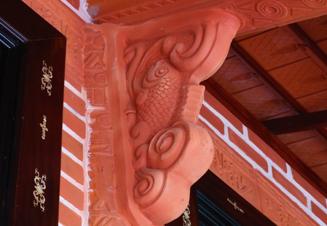 Đầu giáo hình cá bằng gốm được đấu nối giữa cột và kèo. Ảnh: Tiền phong.