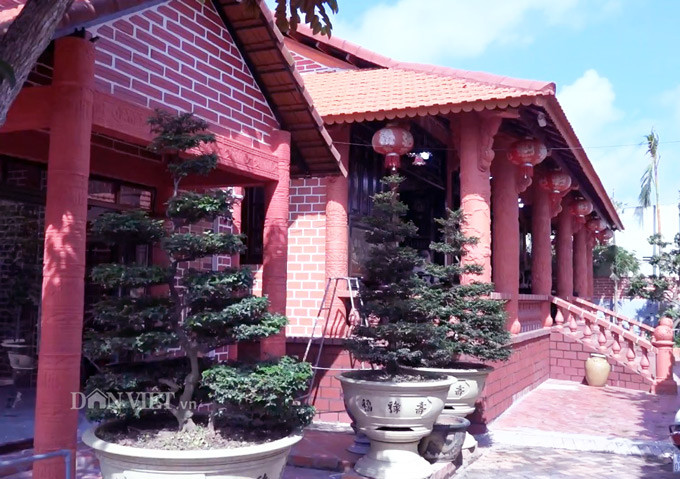 Để có được căn nhà nguy nga, kiên cố như hiện nay ông đã mất gần chục năm trời để lên ý tưởng và chuẩn bị nguyên vật liệu. Ảnh: Dân Việt.