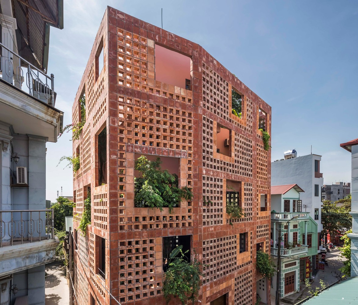 Nằm trong lòng làng gốm nổi tiếng Bát Tràng, ngôi nhà 5 tầng gây ấn tượng với những bức tường xây xung quanh bằng gạch gốm. Ảnh: Hiroyuki Oki.