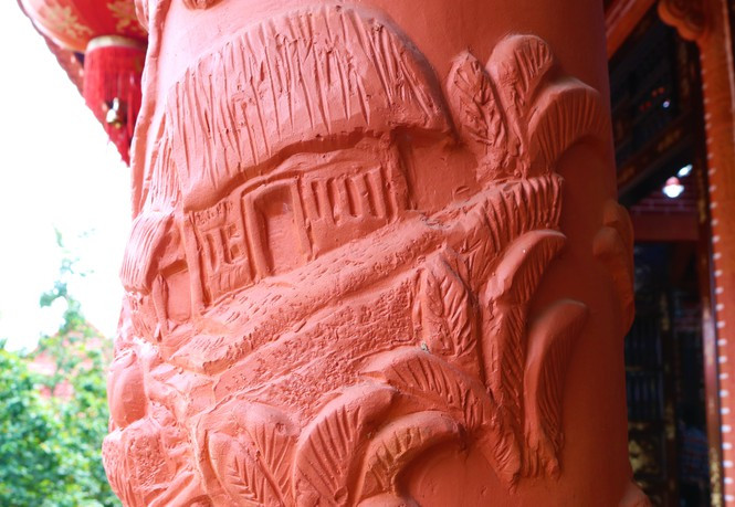 Ngôi nhà gốm bám theo văn hóa, lịch sử của vùng đất phương Nam như các cây cột, kèo được thiết kế hoa văn một ngôi làng, lễ hội về mùa xuân....Ảnh: Tiền phong.