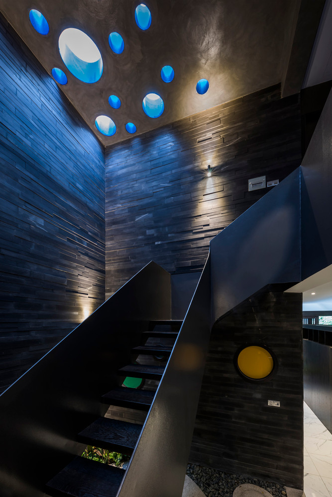 Căn nhà hướng tới việc giảm tính trang trí, các không gian được sử dụng vật liệu và ánh sáng tự nhiên cùng với cây xanh tạo nên những trải nghiệm thú vị.