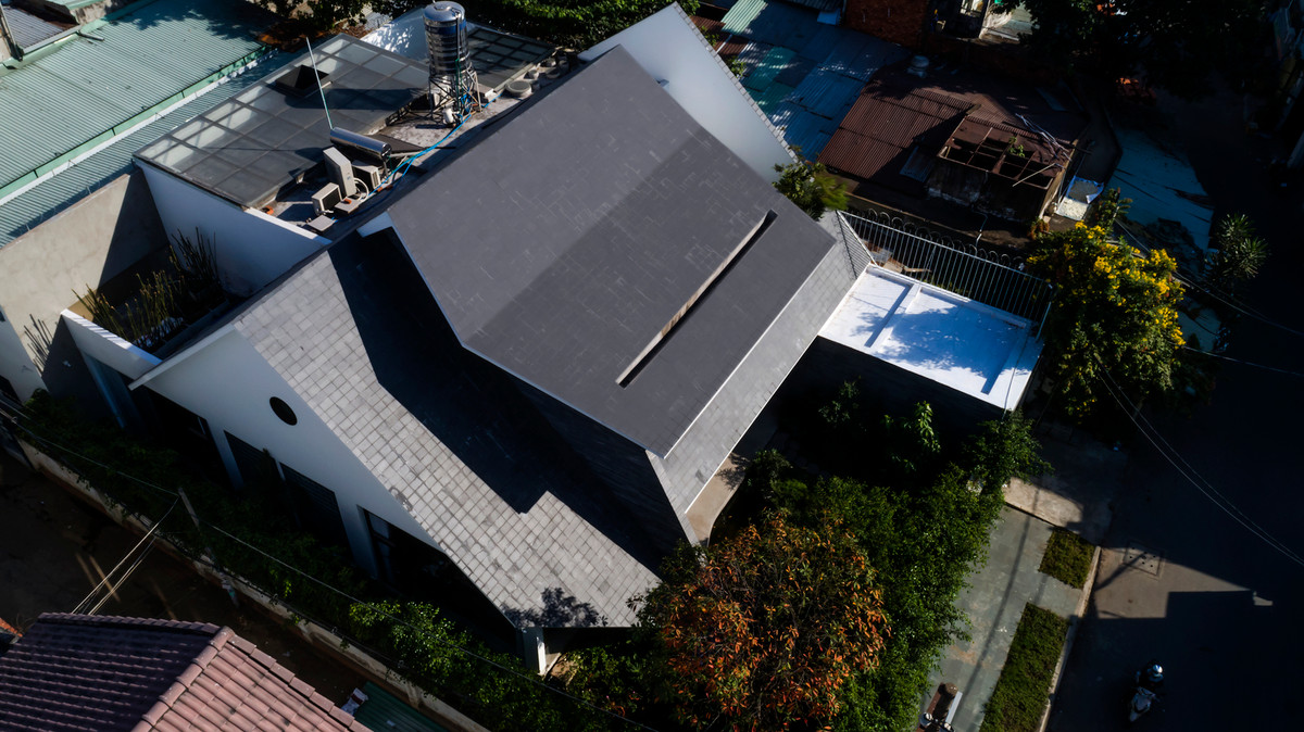 Toàn bộ công trình được lùi sâu vào bên trong, hệ mái hạ thấp nhằm xoá đi cảm giác đồ sộ.