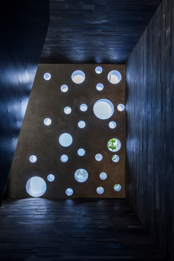 Ánh sáng được bố trí từ từ theo các vùng tác động trực tiếp và riêng rẽ không gian thành các thành phần ánh sáng, vật chất, sự yên tĩnh tạo cảm giác yên bình và quen thuộc với không khí các không gian nhà ở truyền thống Á Đông. Nguồn ảnh: Hiroyuki Oki