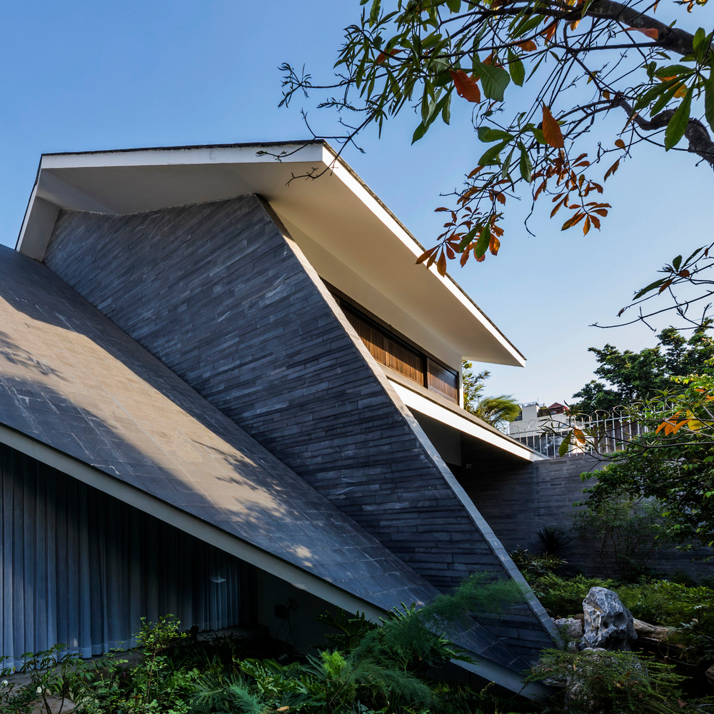 Với sự khác biệt về tư duy các thế hệ, yêu cầu đặt ra là thiết lập một không gian sống vừa đáp ứng được nhu cầu và tính cách từng thành viên, vừa hình thành được mối liên hệ với nhau và chan hòa với thiên nhiên.